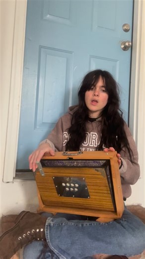 Murphy Campbell on Instagram: "Pretty Polly on a Shruti Box I’m borrowing from a good friend!"