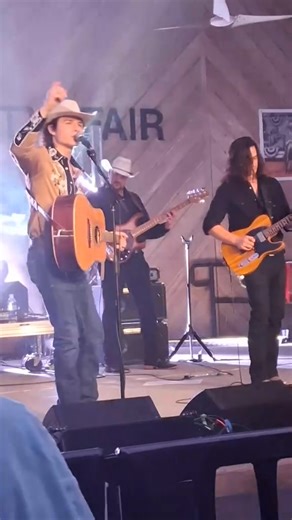 When John Foster sings, it’s more than music — it’s a prayer, a story, and a heartbeat all in one voice. 💔🎶 #JohnFoster #LivePerformance #CountrySoul | BUTIK "b-E-O"