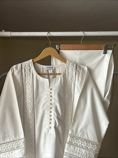 Elegance in Pakistani Fashion: Stunning 2-Piece Suit
