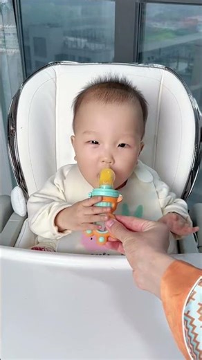 暖宝5个多月开始吃水果，喜欢芒果，用这个#咬咬袋 吃水果很方便不怕宝宝呛到，锻炼咀嚼还能磨牙 #宝宝玩具 #母婴好物 #母婴 #baby #cute #宝妈推荐 #新生儿