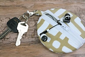 Easy Sew Circle Zip Earbud Pouch Tutorial with Free Pattern
