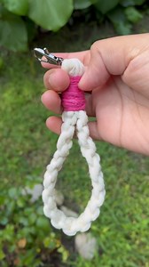 Llavero pulsera de macramé fácil 🧵#macrame #reels #hechoamano #emprendimiento #macramelove #reelsinstagram #artesanal #macramelove #macramê #macramé #hechoamanoconamor #tutorial | Carey macrame