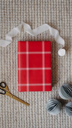 What is more intimate than the diary? Across human history, people have kept these repositories of their most unvarnished truths, poignant hopes, hidden desires and deepest fears. In Diaries of Note, Shaun Usher collects 366 captivating diary entries, each with a different author. The diary welcomes all to its pages. Here we encounter reflections from world leaders, artists, scientists, writers and icons of film and music – including Alan Rickman, Frederick Douglass, Virginia Woolf, Louis Therou