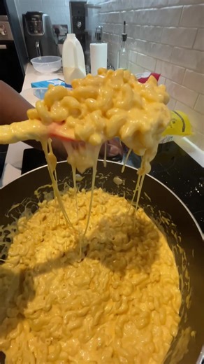 Cheesy Mac and cheese #easyrecipes #macandcheese #viral #fyp #dejiskitchen