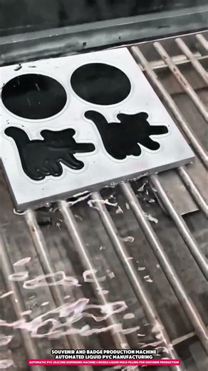 Automatic PVC Silicone Dispensing Machine 4 Nozzle Liquid Mold Filling for Souvenir Production