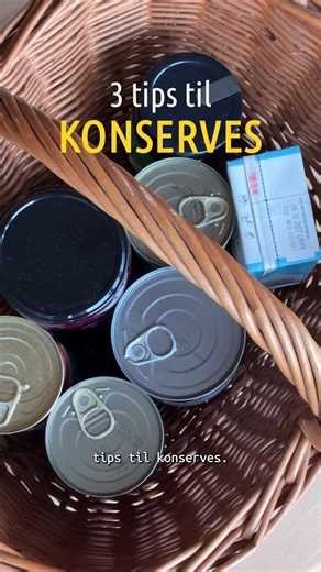 Hvad er dit bedste trick til nemme retter med konserves? 🍅 Det kan være rart at have nogle kartoner bønner stående, der er lette at komme i maden eller et glas pastasauce, der tilføjer lidt grønt til aftensmaden. Det kan gøre hverdagen nemmere. | Smag dig frem