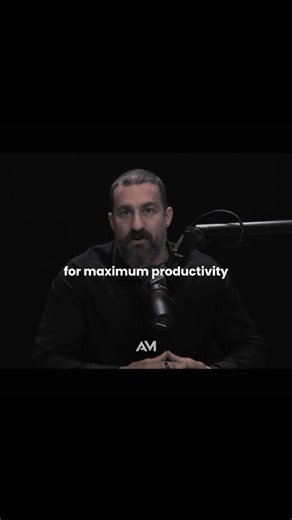 AscynMind | Dopamine & Focus on Instagram: "Your focus problem might not be your brain — it might be your workspace. Andrew Huberman explains that productivity isn’t just about willpower or discipline. It starts with how your environment interacts with your nervous system. Especially in the early hours of the day. From the moment you wake up until 6–9 hours later, your brain is in a unique biological state. Neuromodulators like epinephrine and hormones such as cortisol are naturally elevated — m