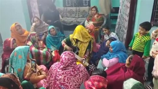 Aditi Yaduvanshi on Instagram: "Another song sung by the bride🎶🎵🎸 #intragramreels #trendingnow #explorepage #viral #bride #fypシ❤️💞❤️"