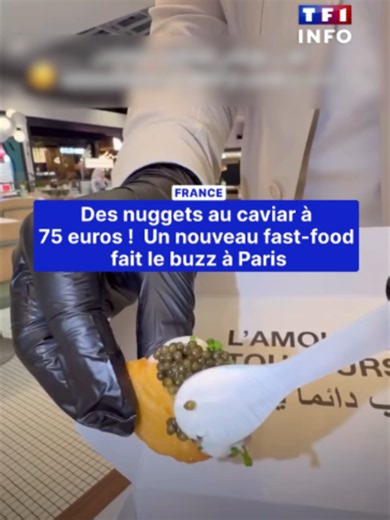 🍗😯 Des nuggets… au caviar à 75 euros. C’est la nouvelle tendance qui attire tous les regards à Paris. Après Dubai, Abou Dhabi puis Cannes, le concept viral débarque près des Champs-Élysées : 10 nuggets recouverts de caviar, servis avec de la ciboulette et une touche de crème fraîche, dans un packaging ultra travaillé. Un mélange assumé entre fast-food et luxe qui cartonne sur les réseaux sociaux et s’inscrit dans la tendance du “premium fast-food”. L’an dernier déjà, Burger King avait créé le 