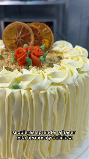 🥕✨ CLASE ONLINE EN VIVO — CARROT CAKE ✨🥕 El sábado 26 de septiembre a las 11:00 hrs. Chile nos encontramos en una nueva clase online en vivo para aprender a preparar una Carrot Cake completa, deliciosa y perfecta para emprender 🤎 En esta clase aprenderás: 🥕 Bizcochos de Carrot Cake — húmedos, aromáticos y con una excelente estructura. 🍪 Relleno de crema Biscoff (Lotus) 🤍 Crema de queso tradicional 🍯 Toffee salado / Salt Caramel 🤍 Buttercream de merengue suizo para la cubierta 💧 Almíbar 