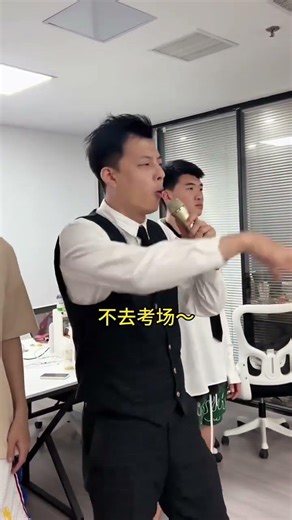 #Hold back your laughter#Funny#Understand the applause