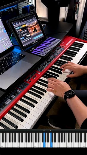 This exercise seems simple… until you try it. The mirror technique doesn’t just improve your precision it also trains your brain to think independently with each hand. This is just a glimpse of what I cover in my full piano course to strengthen your hands and technique. Are you up for the challenge? https://loom.ly/Af8kFq0 Español👇 Este ejercicio parece sencillo… hasta que lo pruebas. La técnica espejo no solo mejora tu precisión, sino que entrena tu cerebro para pensar de forma independiente c