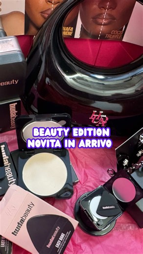 📦 con un gridolino di gioia Apro questo pacco insieme a voi. Dentro ci sono due nuove ciprie compatte che sto vedendo per la prima volta: Easy Bake Pressed Powder nelle tonalità ✨ Pound Cake ✨ Sugar Cookie (Translucent) Nessuna prova, nessuna review in questo video. Solo un unboxing, le prime sensazioni a caldo e la curiosità di scoprire texture, colori e packaging insieme a voi. 👉 Il test vero e proprio arriverà nel prossimo video. se voi l’avete provata, fatemi sapere nei commenti cosa ne pe