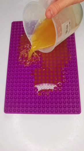 Vanilla wax melts 💛 #waxmelts #waxpour #satisfyingvideos #satisfyingpour #sosatisfying #satisfyingwatch #waxmeltsuk