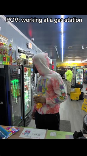 😳😳😳#fyp | girl behind counter gas station