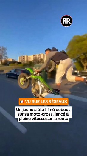 🏍️ Un jeune a été filmé roulant à pleine vitesse sur une moto-cross, presque debout sur son engin, mettant sa vie en danger. 📹SOURCE : Images témoins (Instagram) #lyon #motocross #jeune #danger #vusurlesreseauxactureact #feed #infos #actus #france #Pourtoi #fyp #foryou #tiktok #actureact #percer #viral #partager #commenter #reels #instagram #reelsinstagram #viraldiveo | actureact.info