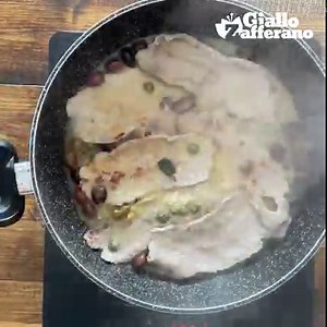 Scaloppine di vitello al limone, un secondo piatto super gustoso e veloce! Da provare 😋👇 Cucino per Passione di Barbara Benetti Ingredienti per 4 persone 300 g fettine di vitello 1 limone non trattato 20 g capperi 50 olive taggiasche 30 g burro 100 ml vino bianco Foglie di salvia q.b. sale q.b. pepe q.b. farina Procedimento Versate della ferina in un piatto e passate le fettine di vitello, infarinatele da ambo in lati eliminato poi quella in eccesso, adagiatela in un piatto e tenetela da parte
