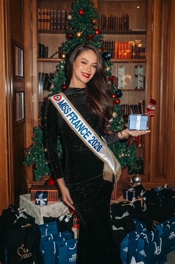 ✨Un moment hors du temps pour Hinaupoko Devèze, Miss France 2026 et les gagnants du jeu concours “Le goûter de noël Miss France” ❤️ Au programme: goûter gourmand préparé par le M Social Hotel Paris distributions de cadeaux Festina et Miss France par Miss France 2026, photos souvenirs et dédicaces ! De quoi débuter les vacances de noël en beauté et ressentir toute la magie des fêtes 🎁🎄 📍: M Social Paris 🎥: Matthieu Jehanno | Miss France