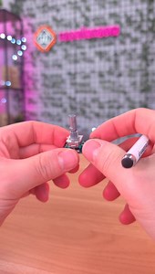 Dziś mam w rękach mały, ale bardzo uniwersalny enkoder obrotowy KY-040 z klikającym przyciskiem. 360° obrotu, 20 impulsów na obrót i pełna kontrola nad kierunkiem oraz krokami bez potencjometru. Dzięki temu zrobisz precyzyjne menu, regulatory i pokrętła, a zasilanie 2,5–5 V dogada się z Arduino, ESP32, Raspberry Pi i STM32. U mnie wszystko działa od strzała. W komplecie jest podkładka i nakrętka do montażu, a gałkę dobierasz osobno, więc zrobisz to po swojemu. Moduł dorwiesz w sklepie msalamon, 
