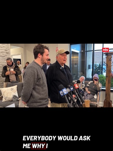 Die Geschichte des verschuldeten Ed Bambas bewegt den australischen Influencer Sam Weidenhofer so sehr, dass er eine Kampagne für diesen startet. Ganze 1,7 Millionen Dollar kommen für den Veteranen zusammen - bei der offiziellen Übergabe kann der sein Glück kaum fassen. #america #influencer #rentner #spende #kassierer