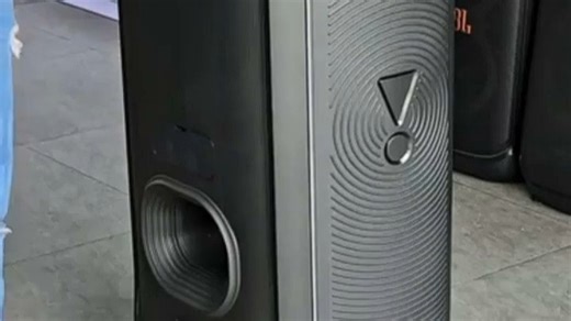 "JBL PartyBox Ultimate 音质震撼，适合家庭聚会、户外派对，带来沉浸式听觉体验，音效出众，即刻试听感受！"