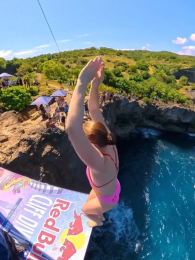 even nature couldn't stop this dive 🌬️ 👏 : @mollycarlson 🤿: @redbullcliffdiving #redbull #givesyouwiiings #energydrink #redbullcliffdiving #cliffdiving