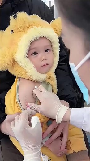 Clever mothers use methods to help their children overcome their fear of injections