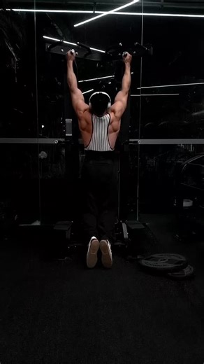 Moha_ El Morsli on Instagram: "Back. ⛽🧩☝🏽 Hazlo : cansado. Solo. Con amor...📝👁️🔒 Paso a paso siguemos lochar.. Sin fallo. 📝🔒 @icongymvalencia 🏛️💫"