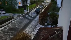 Quartierstrasse von Hagelkörnern übersät