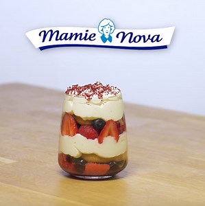 👩‍🍳 Mamie Nova vous présente ... Son tiramisu aux fruits rouges à la Crème Vanille Bourbon : un dessert simple et rapide à réaliser, tellement délicieux qu'il vous conduira directement au 7ème ciel ! Pour réaliser la recette, attrapez votre Yaourt Fraise et suivez le guide ! ➡️ Description détaillée : https://www.mamienova.com/tiramisu-fruits-rouges/ ⬅️ | Mamie Nova