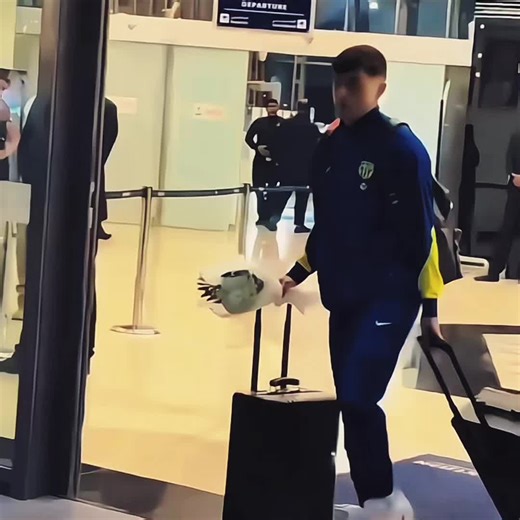 ‏اجيت جايبلك ورد 🌹🌚 #pedri #barcelona