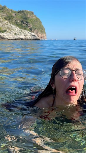 pepper | discovery & adventure on Instagram: "i’ll stick to talking ABOVE WATER, from now on, i guess! that fuzz you see is called marine red algae, or rhodophyta! it grows on volcanic rock and acts like underwater glue! its calcium-rich walls help cement coral reefs and rocky shores together so they don’t crumble apart. tons of sea life depend on it: snails, urchins, and tiny crustaceans munch on it, and small fish hide inside the fuzzy clumps for safety. and the wildest part? some red algae ar