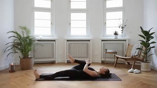 Hab die Abspielgeschwindigkeit vom neuen Yoga-Video mal eben um 2400% erhöht, so bekommt ihr schonmal nen kleinen Vorgeschmack 😅🙈 . An alle die schon mitgemacht haben: welche Übung im neuen Flow hat euch besonders gut getan?! Für mich persönlich sind es die Sufikreise, aber auch die Flankendehnung im Vierfüssler ist wirklich große klasse! ;) . —> Link zum Video: https://www.youtube.com/watch?v=5HswL9z6RgU&t | Mady Morrison - Yoga Lifestyle