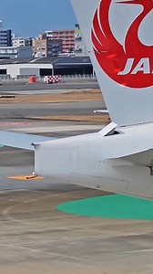 I caught the moment when the APU air intake of this Boeing 777-300ER closes after shutdown. Such a small detail, but it’s amazing to watch how precisely everything works on these jets. #B777 #APU #AirIntake #Boeing777 #AviationLovers #AircraftSpotting #AviationPhotography #PlaneSpotting #AviationGeek #Flight #fuk #rjff #boeing #fukuokaairport #jal #AircraftEngineering #AviationDaily | Aviation Gallery