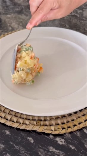 Jimena Gómez on Instagram: "🎄AROLLADO DE CARNE 🎄 Rinde 8 porciones ✨ 1 kg de carne molida vacuna o de cerdo ✨ 100 grs de pan ✨ 1 taza de leche caliente ✨ 1 huevo ✨ Sal, pimienta, ajo picado, orégano , ají molido y mostaza ✨ 150 grs de jamón cocido ✨ 150 grs de queso tybo ✨ 1/2 taza de espinacas ✨ 1 zanahoria ✨ 1 pimiento rojo ✨ 1/2 taza de arvejas ✨ 4 a 6 huevos duros Para la rusa ✨ 1 kg de papas ✨ 750 grs de zanahorias ✨ 300 grs de mayonesa ✨ 1 taza de arvejas ♨️ Horno precalentado 230 grados