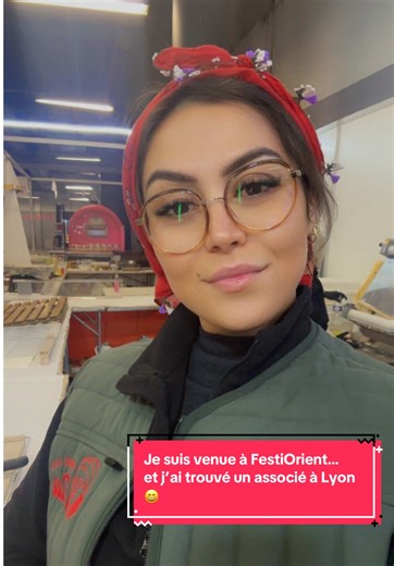 Aujourd’hui à FestiOrient Lyon, un client est venu manger… et il a fini par faire goûter mes lahmacun à tout le monde 😄 Franchement une vraie pépite ! L’énergie, la gentillesse… exactement l’esprit du foodtruck. Je crois que Lyon m’a trouvé un associé sans prévenir. FestiOrient c’est aussi ça : des rencontres, du partage et beaucoup de goût ❤️ #FestiOrient #LyonFood #FoodtruckLyon #Lahmacun #StreetFoodLyon