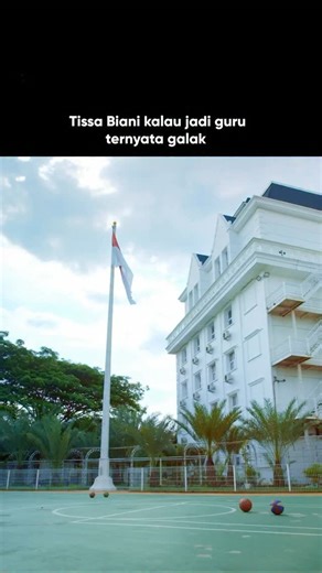 MAXStream on Instagram: "Mending diem aja sih, daripada Bu Aura semakin melihatkan aura kegarangannya 🫣 #SecretHighSchool #MAXStream #MAXStreamOriginal #MAXStreamStudios #SemuaAdaCerita #NonStopNonton #NontonTerusss"