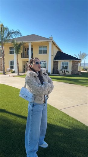 Mandys Pena on Instagram: "No es tan malo contó tu 💔 amo mi outfit frens"