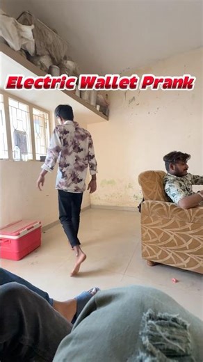 Electric wallet, prank 😄 #crazyexpress #youtubeshorts #experiment #ytshorts #comedy #prank #pranks
