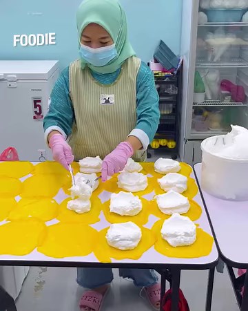 This stall in Penang serves thick Crepes with various flavours like Durian, Nutella, Oreo and more 😋 The queue starts 5 hours before the shop opens 😱 📍 HQ Kieda Crepe 52, Jalan Serdang 1, Taman Seri Serdang, 13100 Kepala Batas, Pulau Pinang ⏰ 3pm - 7pm (Closed on Sunday) ☎️ 014-5214145 | Penang Foodie