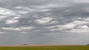 ALTOCUMULUS UNDULATUS ASPERITAS DANS LES CIEUX BELGES SAMEDI SOIR ☁️ Salut tout le monde, Vous étiez très très nombreux à m'avoir envoyé des photos et vidéos de ce ciel particulier et tourmenté samedi soir. Je vous en remercie, avant cela j'étais totalement concentré sur les 24 Hours of Spa avec le WRT - W Racing Team où nous avons finalement terminé à une belle troisième place. Les conditions météo ont fortement influencé la course, en témoigne ce ciel menaçant que nous avions aussi observé sur