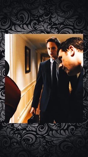Фильмы | Сериалы | Films | Series on Instagram: "«Форс‑мажоры» (*Suits*, 2011–2019) — остроумный и стильный юридический сериал о таланте, амбициях и дружбе в мире нью‑йоркских корпоративных юристов. В центре сюжета — нестандартный тандем: харизматичный и безжалостный адвокат Харви Спектер и гениальный самоучка Майк Росс. Майк, не имея юридического образования, случайно попадает на собеседование к Харви и впечатляет его феноменальной памятью и острым умом. Несмотря на риск, Харви берёт Майка на р