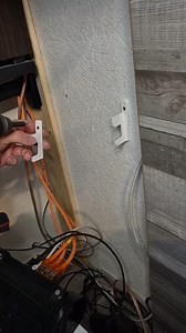 Wandhalterung für FritzBox 7590 AX 7530 7690 7510 5590 5530 6660 6890 6850 Router, JLNJLE Hochwertiges ABS Halterung Modem Aufhängung mit Kabelmanagement für Führt Wärme ab und Spart Platz