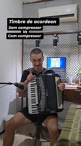 O compressor é um efeito que reduz a faixa dinâmica de um áudio, diminuindo o volume dos sons mais altos (picos) e mantendo ou aumentando o volume dos sons mais suaves, criando um som mais consistente, controlado e "colado" na mixagem, ajudando a fazer todos os instrumentos e vocais serem ouvidos de forma equilibrada. #gaita #sanfona #acordeon #todeschini #humor #memes | Nico Pinheiro Acordeões