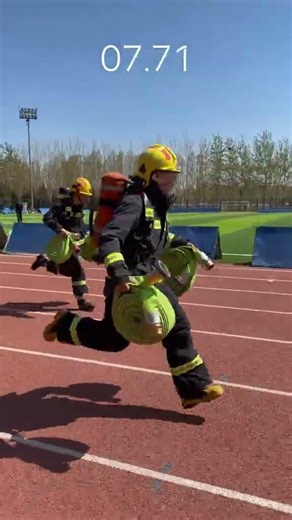 挑战消防员全武装负重跑100米 这速度什么水平！#田径 #消防员 #消防员训练 #短跑 #弹射者沧州一哥