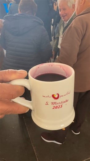 🍷 S. MARTINHO 2025 EM PENAFIEL JÁ ARRANCOU! 🌰 A edição de 2025 do S. Martinho de Penafiel já começou e vai durar até 20 de novembro! Estivemos presentes no primeiro dia do certame, na sessão de abertura, para sentir de perto o ambiente único desta tradição. O vinho novo já está a sair das pipas das adegas da região, as castanhas estão a ser assadas e o melhor da gastronomia local pode ser apreciado e adquirido por todos os visitantes. Uma festa que celebra os sabores, os aromas e as tradições 