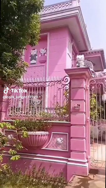 Hello Kitty Mansion Spotted: A Pink Paradise Awaits!