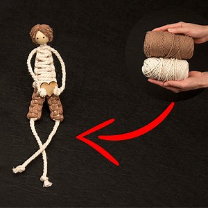 34K views · 1.9K reactions | Eine lustige Schlüsselanhänger-Puppe aus Makramee-Garn - DIY ein Geschenk! | Miarti - Kreative ideen | Facebook