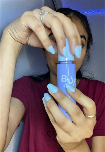 Bubble facial oil 🌿 1. Deep Cleansing \t•\tThe bubbling effect helps to remove dirt, oil, and impurities from deep within the pores. \t•\tCan unclog pores more effectively than regular oils or cleansers. ✨ 2. Brightening Effect \t•\tOxygenation from the bubbles boosts circulation and skin cell turnover, leaving your skin looking brighter and more radiant. 💧 3. Intense Hydration \t•\tThe oil component locks in moisture, helping to hydrate and soften dry or dull skin. \t•\tIdeal for people with 