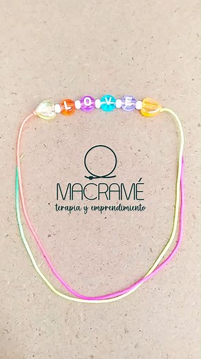 ¿Quieres aprender a cerrar tus pulseras de manera elegante y ajustable? te mostramos una técnica fundamental para dar el toque final: el nudo corredizo. Con este truco sencillo, estarás listo para sumergirte en el apasionante arte del macramé. #MacraméParaPrincipiantes #NudosEnMacramé #ArteDeHacerNudos #PulserasHechasAMano #TécnicaDeNudoCorredizo #DIYMacramé #ArtesaníaCreativa #NudosYTexturas #MacraméMágico | Macramé, terapia y emprendimiento